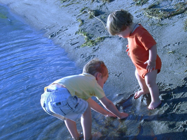 Torres & Oliver explore the beach